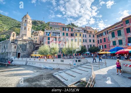 Vernazza, Italien - 18 September 2018: Blick auf die Stadt im Ligurischen Meer der alten und typischen Dorf der Cinque Terre im Sommer Stockfoto