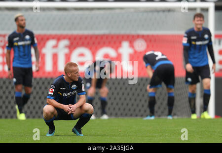 Paderborn, Deutschland. 05 Okt, 2019. Fussball: Bundesliga, SC Paderborn 07 - 1.FSV Mainz 05, 7.Spieltag in der Benteler Arena. Paderborner Sebastian Vasiliadis (l) ist am Ende des Spiels enttäuscht. Credit: Friso Gentsch/dpa - WICHTIGER HINWEIS: In Übereinstimmung mit den Anforderungen der DFL Deutsche Fußball Liga oder der DFB Deutscher Fußball-Bund ist es untersagt, zu verwenden oder verwendet Fotos im Stadion und/oder das Spiel in Form von Bildern und/oder Videos - wie Foto Sequenzen getroffen haben./dpa/Alamy leben Nachrichten Stockfoto