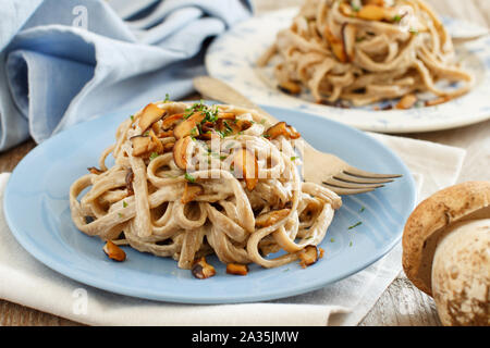 Vollkornbrot Tagliolini mit Pilze Steinpilze Stockfoto