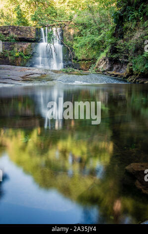 Sgwd Clun Gwyn Wasserfall auf den Vier fällt Trail in der Nähe von Ystradfellte in den Brecon Beacons National Park Stockfoto