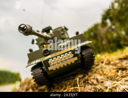 RC Panzer in Aktion Stockfoto