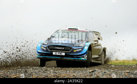 Schweden Pontus Tidemand und Ola Flone im Ford Fiesta R2 bei Tag drei des Wales Rally GB. Stockfoto