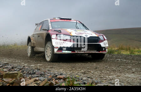 Frankreichs Pierre-Louis Loubet und Vincent Landais in einem Skoda Fabia R5 bei Tag drei des Wales Rally GB. Stockfoto