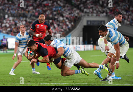 England's Ben Youngs Kerben seine Seiten Dritte versuchen Sie, während der 2019 Rugby World Cup Pool C Spiel gegen Argentinien in Tokyo im Stadion. Stockfoto