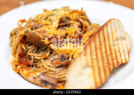 Authentische italienische Spaghetti Pasta mit Tomaten-Käse-Sauce in einem Restaurant closeup Stockfoto