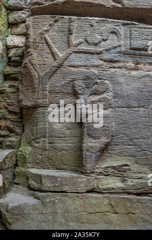 Alte Relief der schwangeren Frau zu beten, um den Baum des Lebens auf der Steinplatte in heidnischen Höhlentempel. Busha, Ukraine Stockfoto