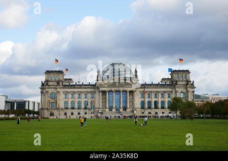 Berlin, Deutschland. 05 Okt, 2019. Die Wolken bewegen sich auf dem Reichstag. Quelle: Annette Riedl/dpa/Alamy leben Nachrichten Stockfoto