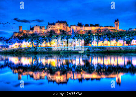 Chinon, Frankreich. Malerische Dämmerung Blick auf den Fluss Vienne Chinon, mit der beleuchteten Festung Royal und Fort St. George im Hintergrund. Stockfoto