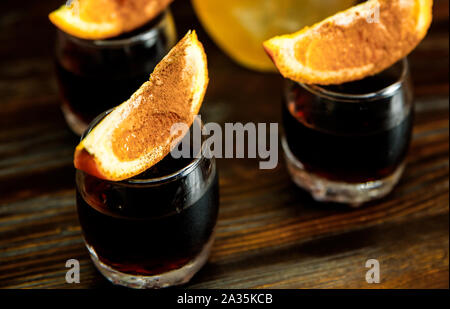 Frischen Cocktail mit Orange, Minze, Eis, selektiven Fokus Stockfoto