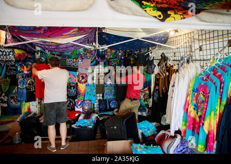 08192019 - Bethel, New York, USA: Käufer suchen Sie nach einem Souvenir aus dem 50-jährigen Jubiläum von Woodstock am Merchandise Stand auf einer Straße in der ursprünglichen Website, Montag, August 19, 2019 in Bethel, New York führt. Die Straßen in Woodstock 1969 mit Autos hinter sich gelassen als Fans zum Konzert unter der Leitung gefüllt, Woodstock Veranstalter Michael Langs Ereignis wurde abgesagt, aber Jahrestag Aktivitäten an der Pfeilspitze Ranch, Bethel Woods (der Standort des ursprünglichen Woodstock 1969), Hector's Inn, und Yasgur's Farm fortgesetzt. Stockfoto