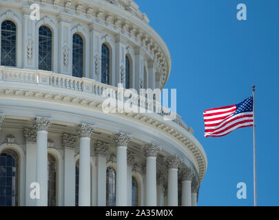 Stars and Stripes US Flag und die Kuppel des US Capitol, Capitol Hill, Washington DC, USA Stockfoto
