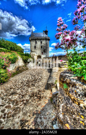 Chinon, Frankreich. Künstlerische Ansicht der Festung Royal mit der Clock Tower im Hintergrund. Stockfoto