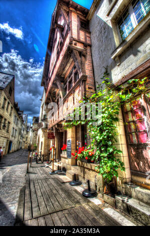 Chinon, Frankreich. Künstlerische street view von Chinon's Rue Voltaire mit einem historischen Holz gerahmt Gebäude im Vordergrund. Stockfoto
