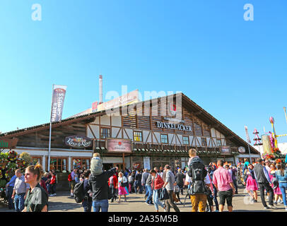 Stuttgart, Germany-September 30, 2018: Bierfest, festliche Messe und Fahrten Stockfoto