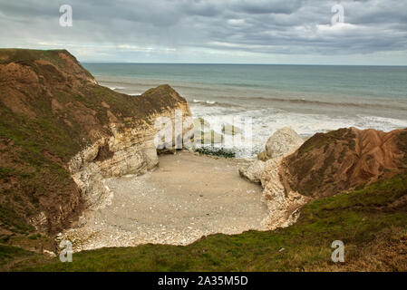 Bucht mit Felsen, Höhlen und Meer Stockfoto