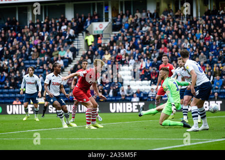 Preston, Großbritannien. 05. Okt 2019. Barnsley Mittelfeldspieler Cameron McGeehan macht es 1-1 während der Sky Bet Championship Match zwischen Preston North End und Barnsley im Deepdale, Preston am Samstag, den 5. Oktober 2019. (Credit: Andy Whitehead | MI Nachrichten) das Fotografieren dürfen nur für Zeitung und/oder Zeitschrift redaktionelle Zwecke verwendet werden, eine Lizenz für die gewerbliche Nutzung Kreditkarte erforderlich: MI Nachrichten & Sport/Alamy leben Nachrichten Stockfoto