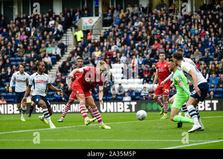 Preston, Großbritannien. 05. Okt 2019. Barnsley Mittelfeldspieler Cameron McGeehan macht es 1-1 während der Sky Bet Championship Match zwischen Preston North End und Barnsley im Deepdale, Preston am Samstag, den 5. Oktober 2019. (Credit: Andy Whitehead | MI Nachrichten) das Fotografieren dürfen nur für Zeitung und/oder Zeitschrift redaktionelle Zwecke verwendet werden, eine Lizenz für die gewerbliche Nutzung Kreditkarte erforderlich: MI Nachrichten & Sport/Alamy leben Nachrichten Stockfoto