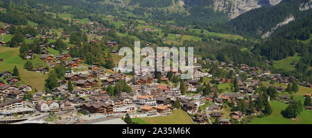 GRINDELWALD, Kanton Bern, Schweiz - 16. SEPTEMBER 2019: Luftaufnahme von Grindelwald im Berner Alpen, Kanton Bern, Schweiz. Stockfoto