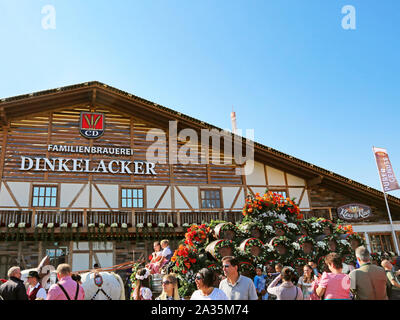 Stuttgart, Germany-September 30, 2018: Bierfest, festliche Messe und Fahrten Stockfoto