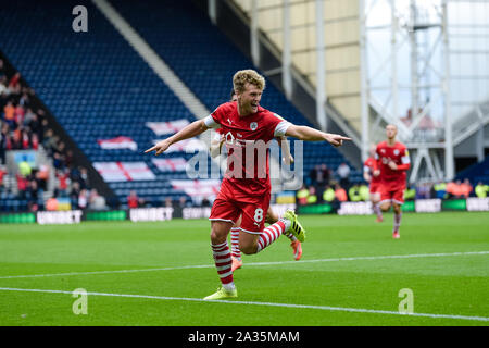 Preston, Großbritannien. 05. Okt 2019. Barnsley Mittelfeldspieler Cameron McGeehan feiert Nachdem er 1-1 - während der Sky Bet Championship Match zwischen Preston North End und Barnsley im Deepdale, Preston am Samstag, den 5. Oktober 2019. (Credit: Andy Whitehead | MI Nachrichten) das Fotografieren dürfen nur für Zeitung und/oder Zeitschrift redaktionelle Zwecke verwendet werden, eine Lizenz für die gewerbliche Nutzung Kreditkarte erforderlich: MI Nachrichten & Sport/Alamy leben Nachrichten Stockfoto