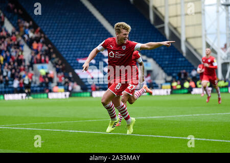 Preston, Großbritannien. 05. Okt 2019. Barnsley Mittelfeldspieler Cameron McGeehan feiert Nachdem er 1-1 während der Sky Bet Championship Match zwischen Preston North End und Barnsley im Deepdale, Preston am Samstag, den 5. Oktober 2019. (Credit: Andy Whitehead | MI Nachrichten) das Fotografieren dürfen nur für Zeitung und/oder Zeitschrift redaktionelle Zwecke verwendet werden, eine Lizenz für die gewerbliche Nutzung Kreditkarte erforderlich: MI Nachrichten & Sport/Alamy leben Nachrichten Stockfoto