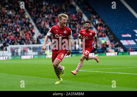 Preston, Großbritannien. 05. Okt 2019. Barnsley Mittelfeldspieler Cameron McGeehan feiert Nachdem er 1-1 während der Sky Bet Championship Match zwischen Preston North End und Barnsley im Deepdale, Preston am Samstag, den 5. Oktober 2019. (Credit: Andy Whitehead | MI Nachrichten) das Fotografieren dürfen nur für Zeitung und/oder Zeitschrift redaktionelle Zwecke verwendet werden, eine Lizenz für die gewerbliche Nutzung Kreditkarte erforderlich: MI Nachrichten & Sport/Alamy leben Nachrichten Stockfoto