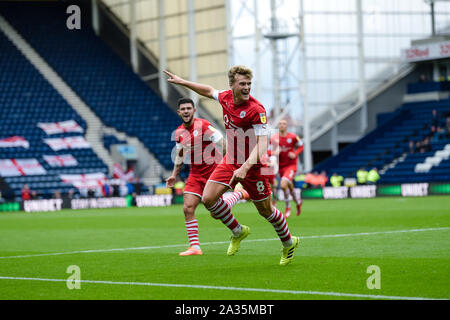 Preston, Großbritannien. 05. Okt 2019. Barnsley Mittelfeldspieler Cameron McGeehan feiert Nachdem er 1-1 - während der Sky Bet Championship Match zwischen Preston North End und Barnsley im Deepdale, Preston am Samstag, den 5. Oktober 2019. (Credit: Andy Whitehead | MI Nachrichten) das Fotografieren dürfen nur für Zeitung und/oder Zeitschrift redaktionelle Zwecke verwendet werden, eine Lizenz für die gewerbliche Nutzung Kreditkarte erforderlich: MI Nachrichten & Sport/Alamy leben Nachrichten Stockfoto