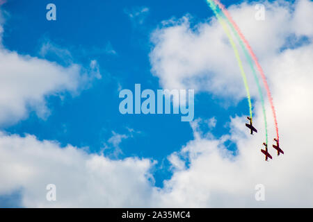 Kunstflug, Air Show. Flugzeuge Team in den Himmel mit alten Flugzeugen und Zeichnung Zeichnung litauischer Flagge, weiße Wolken und blauer Himmel Stockfoto