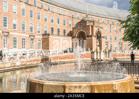Brunnen vor dem Rathaus in Bristol, Avon, England, Großbritannien Stockfoto