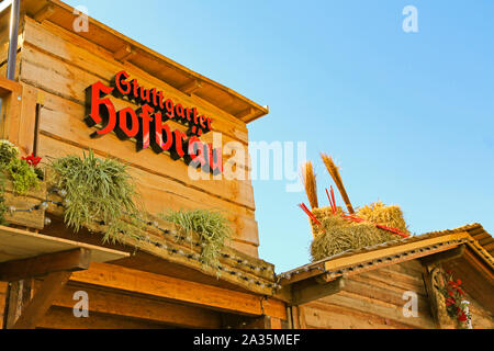 Stuttgart, Germany-September 30, 2018: Bierfest, festliche Messe und Fahrten Stockfoto
