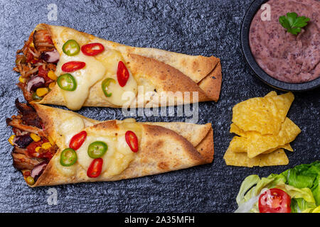 Überblick über Enchiladas auf Schiefer Stockfoto