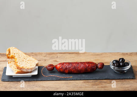 spanische Chorizo-Wurst auf schwarzem Schiefer Stockfoto