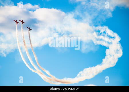 Kunstflug, Air Show. Flugzeuge Team in den Himmel mit alten Flugzeugen und zeichnen Linien, weißen Wolken und blauer Himmel Stockfoto