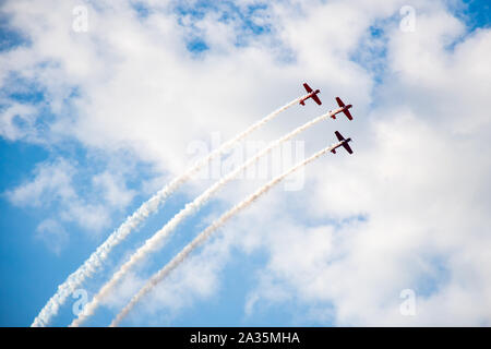 Kunstflug, Air Show. Flugzeuge Team in den Himmel mit alten Flugzeugen und zeichnen Linien, weißen Wolken und blauer Himmel Stockfoto