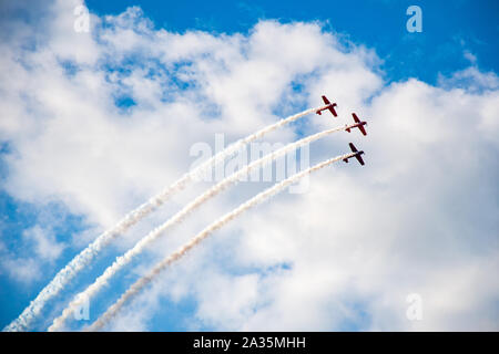 Kunstflug, Air Show. Flugzeuge Team in den Himmel mit alten Flugzeugen und zeichnen Linien, weißen Wolken und blauer Himmel Stockfoto