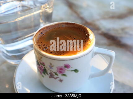 Tasse türkischen Kaffee mit Milchschaum und sanfte Beleuchtung Stockfoto