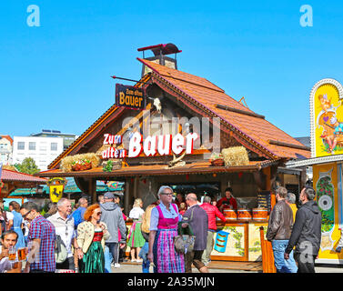 Stuttgart, Germany-September 30, 2018: Bierfest, festliche Messe und Fahrten Stockfoto