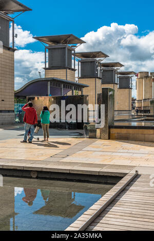 Millennium Square mit dem Planetarium in Form einer riesigen begehbaren Mirror Ball in Bristol, England, UK. Stockfoto