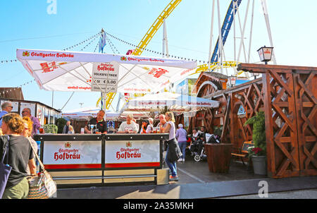 Stuttgart, Germany-September 30, 2018: Bierfest, festliche Messe und Fahrten Stockfoto