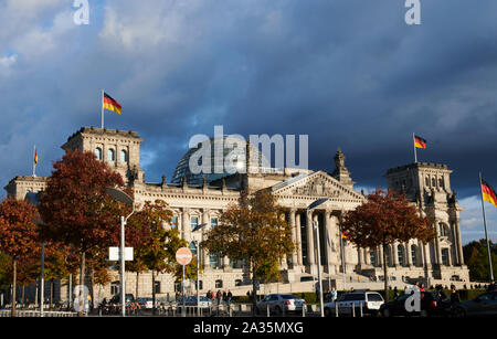 Berlin, Deutschland. 05 Okt, 2019. Die Sonne beleuchtet der Reichstag nach einem Regenschauer bestanden hat. Die Wolken über dem Gebäude sind immer noch dunkel. Quelle: Annette Riedl/dpa/Alamy leben Nachrichten Stockfoto
