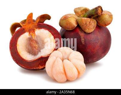 In Scheiben geschnitten Öffnen mangosteen Pfad isoliert auf weißem Stockfoto