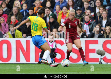 Middlesborough, Großbritannien. 05 Okt, 2019. Beth Mead von England nimmt Maria von Brasilien während der internationalen Freundschaftsspiel zwischen England und Brasilien Frauen Frauen an der Riverside Stadium, Middlesbrough am Samstag, den 5. Oktober 2019. (Credit: Harry Cook | MI Nachrichten) das Fotografieren dürfen nur für Zeitung und/oder Zeitschrift redaktionelle Zwecke verwendet werden, eine Lizenz für die gewerbliche Nutzung Kreditkarte erforderlich: MI Nachrichten & Sport/Alamy leben Nachrichten Stockfoto