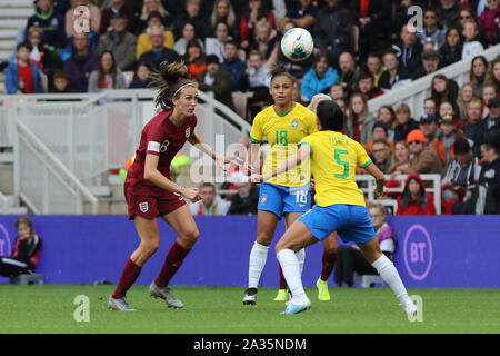 Middlesborough, Großbritannien. 05 Okt, 2019. Thaisa in Brasilien und Jill Scott von England in Aktion während der internationalen Freundschaftsspiel zwischen England und Brasilien Frauen Frauen an der Riverside Stadium, Middlesbrough am Samstag, den 5. Oktober 2019. (Credit: Harry Cook | MI Nachrichten) das Fotografieren dürfen nur für Zeitung und/oder Zeitschrift redaktionelle Zwecke verwendet werden, eine Lizenz für die gewerbliche Nutzung Kreditkarte erforderlich: MI Nachrichten & Sport/Alamy leben Nachrichten Stockfoto