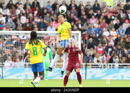 Middlesborough, Großbritannien. 05 Okt, 2019. Francisleide von Brasilien gewinnt das Schneidwerk aus Jordanien Nobby von England während der internationalen Freundschaftsspiel zwischen England und Brasilien Frauen Frauen an der Riverside Stadium, Middlesbrough am Samstag, den 5. Oktober 2019. (Credit: Harry Cook | MI Nachrichten) das Fotografieren dürfen nur für Zeitung und/oder Zeitschrift redaktionelle Zwecke verwendet werden, eine Lizenz für die gewerbliche Nutzung Kreditkarte erforderlich: MI Nachrichten & Sport/Alamy leben Nachrichten Stockfoto