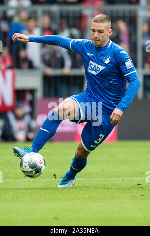 München, Deutschland. 05 Okt, 2019. Fussball: Bundesliga, FC Bayern München - 1899 Hoffenheim, 7. Spieltag in der Allianz Arena. Pavel Kaderabek aus Hoffenheim spielt den Ball. Credit: Matthias Balk/dpa - WICHTIGER HINWEIS: In Übereinstimmung mit den Anforderungen der DFL Deutsche Fußball Liga oder der DFB Deutscher Fußball-Bund ist es untersagt, zu verwenden oder verwendet Fotos im Stadion und/oder das Spiel in Form von Bildern und/oder Videos - wie Foto Sequenzen getroffen haben./dpa/Alamy leben Nachrichten Stockfoto