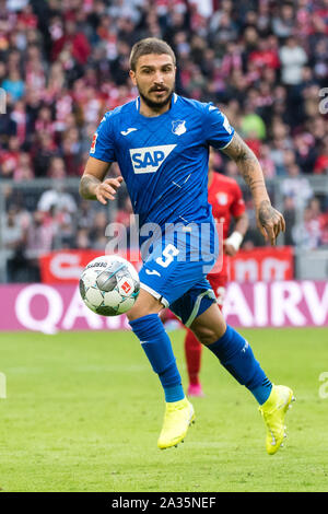 München, Deutschland. 05 Okt, 2019. Fussball: Bundesliga, FC Bayern München - 1899 Hoffenheim, 7. Spieltag in der Allianz Arena. Konstantinos Stafylidis von Hoffenheim spielt den Ball. Credit: Matthias Balk/dpa - WICHTIGER HINWEIS: In Übereinstimmung mit den Anforderungen der DFL Deutsche Fußball Liga oder der DFB Deutscher Fußball-Bund ist es untersagt, zu verwenden oder verwendet Fotos im Stadion und/oder das Spiel in Form von Bildern und/oder Videos - wie Foto Sequenzen getroffen haben./dpa/Alamy leben Nachrichten Stockfoto