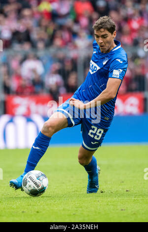 München, Deutschland. 05 Okt, 2019. Fussball: Bundesliga, FC Bayern München - 1899 Hoffenheim, 7. Spieltag in der Allianz Arena. Robert Skov von Hoffenheim spielt den Ball. Credit: Matthias Balk/dpa - WICHTIGER HINWEIS: In Übereinstimmung mit den Anforderungen der DFL Deutsche Fußball Liga oder der DFB Deutscher Fußball-Bund ist es untersagt, zu verwenden oder verwendet Fotos im Stadion und/oder das Spiel in Form von Bildern und/oder Videos - wie Foto Sequenzen getroffen haben./dpa/Alamy leben Nachrichten Stockfoto