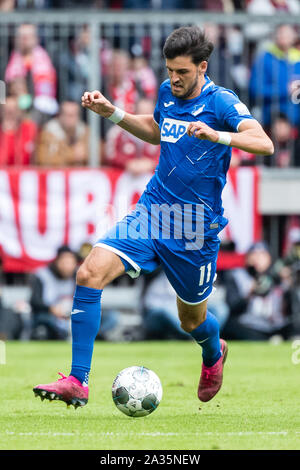 München, Deutschland. 05 Okt, 2019. Fussball: Bundesliga, FC Bayern München - 1899 Hoffenheim, 7. Spieltag in der Allianz Arena. Florian Grillitsch von Hoffenheim spielt den Ball. Credit: Matthias Balk/dpa - WICHTIGER HINWEIS: In Übereinstimmung mit den Anforderungen der DFL Deutsche Fußball Liga oder der DFB Deutscher Fußball-Bund ist es untersagt, zu verwenden oder verwendet Fotos im Stadion und/oder das Spiel in Form von Bildern und/oder Videos - wie Foto Sequenzen getroffen haben./dpa/Alamy leben Nachrichten Stockfoto