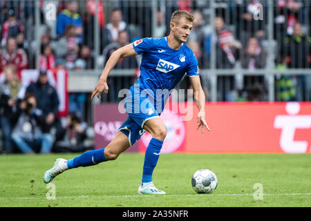München, Deutschland. 05 Okt, 2019. Fussball: Bundesliga, FC Bayern München - 1899 Hoffenheim, 7. Spieltag in der Allianz Arena. Stefan Posch von Hoffenheim spielt den Ball. Credit: Matthias Balk/dpa - WICHTIGER HINWEIS: In Übereinstimmung mit den Anforderungen der DFL Deutsche Fußball Liga oder der DFB Deutscher Fußball-Bund ist es untersagt, zu verwenden oder verwendet Fotos im Stadion und/oder das Spiel in Form von Bildern und/oder Videos - wie Foto Sequenzen getroffen haben./dpa/Alamy leben Nachrichten Stockfoto