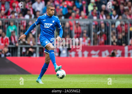 München, Deutschland. 05 Okt, 2019. Fussball: Bundesliga, FC Bayern München - 1899 Hoffenheim, 7. Spieltag in der Allianz Arena. Kevin Akpoguma aus Hoffenheim spielt den Ball. Credit: Matthias Balk/dpa - WICHTIGER HINWEIS: In Übereinstimmung mit den Anforderungen der DFL Deutsche Fußball Liga oder der DFB Deutscher Fußball-Bund ist es untersagt, zu verwenden oder verwendet Fotos im Stadion und/oder das Spiel in Form von Bildern und/oder Videos - wie Foto Sequenzen getroffen haben./dpa/Alamy leben Nachrichten Stockfoto